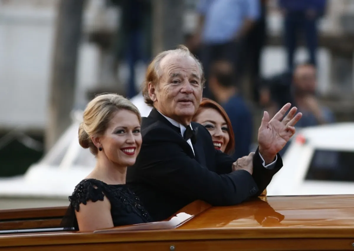 Bill Murray llegó acompañado de dos bellas mujeres.