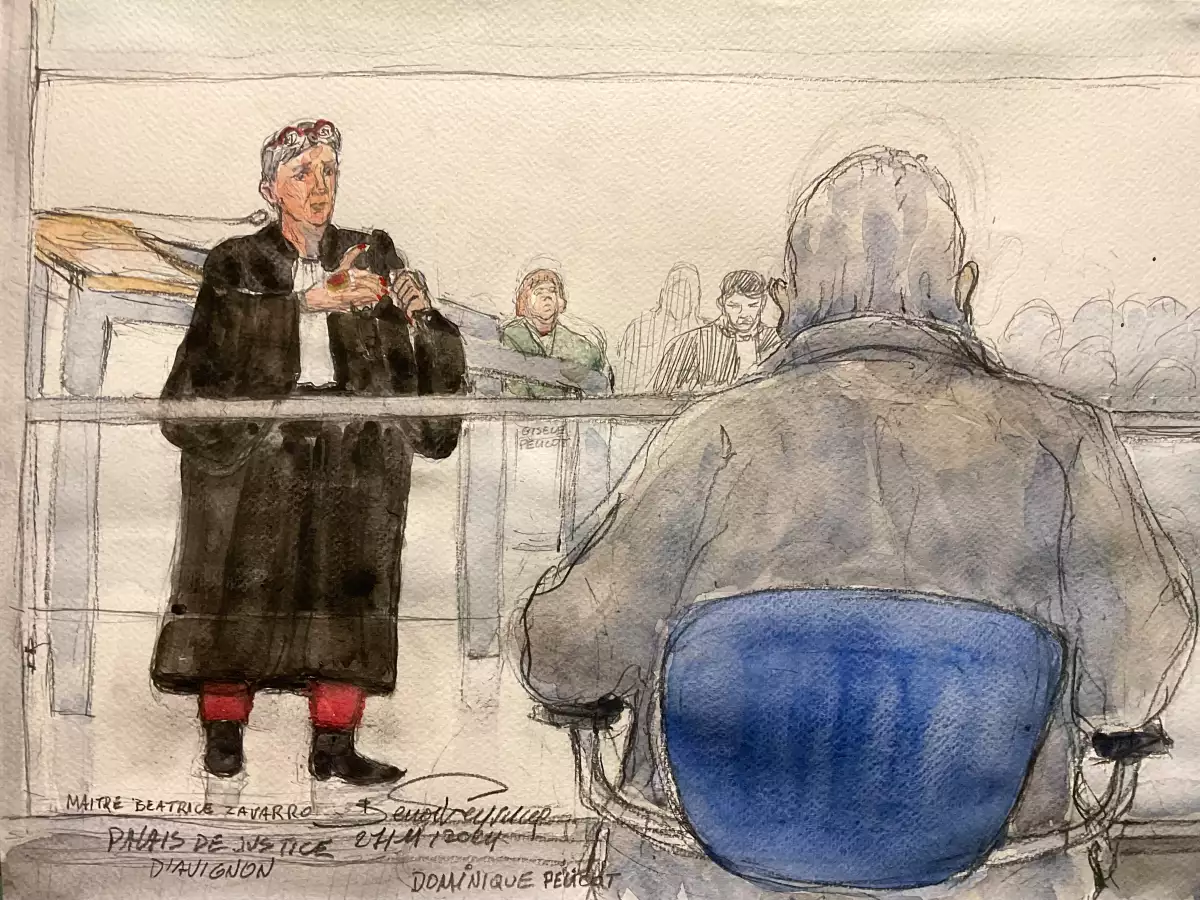 Este dibujo del tribunal, creado en el palacio de justicia de Aviñón, en el sureste de Francia, el 27 de noviembre de 2024, muestra a Béatrice Zavarro (izquierda), abogada del acusado Dominique Pelicot (derecha), dirigiéndose al público durante el juicio de su cliente, acusado de drogar a su esposa, Gisèle Pelicot (centro, arriba), durante casi diez años e invitar a desconocidos a violarla en su casa en Mazan, una pequeña localidad del sur de Francia. El 25 de noviembre de 2024, la fiscalía pidió la pena máxima de 20 años de prisión para Pelicot, quien durante una década drogó, violó y permitió que otros hombres la violaran tras contactarlos por Internet en el sureste del país.