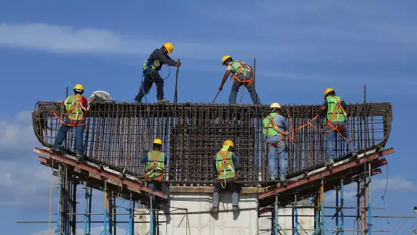 (Trabajadores de la construcción durante su jornada laboral)