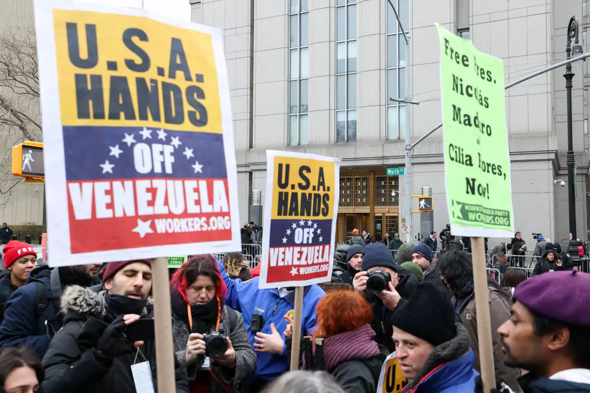 Los manifestantes sostienen carteles fuera del Palacio de Justicia de los Estados Unidos de Daniel Patrick Moynihan mientras el derrocado presidente venezolano Nicolas Maduro espera su audiencia de acusación el 5 de enero de 2026 en Nueva York. El hombre fuerte izquierdista Nicolás Maduro, de 63 años, se enfrenta a cargos de narcotráfico junto con su esposa, que también fue capturada y sacada de Caracas en el impactante asalto estadounidense del 3 de enero, que involucró comandos, bombardeos por aviones a reacción y una fuerza naval masiva frente a la costa de Venezuela.