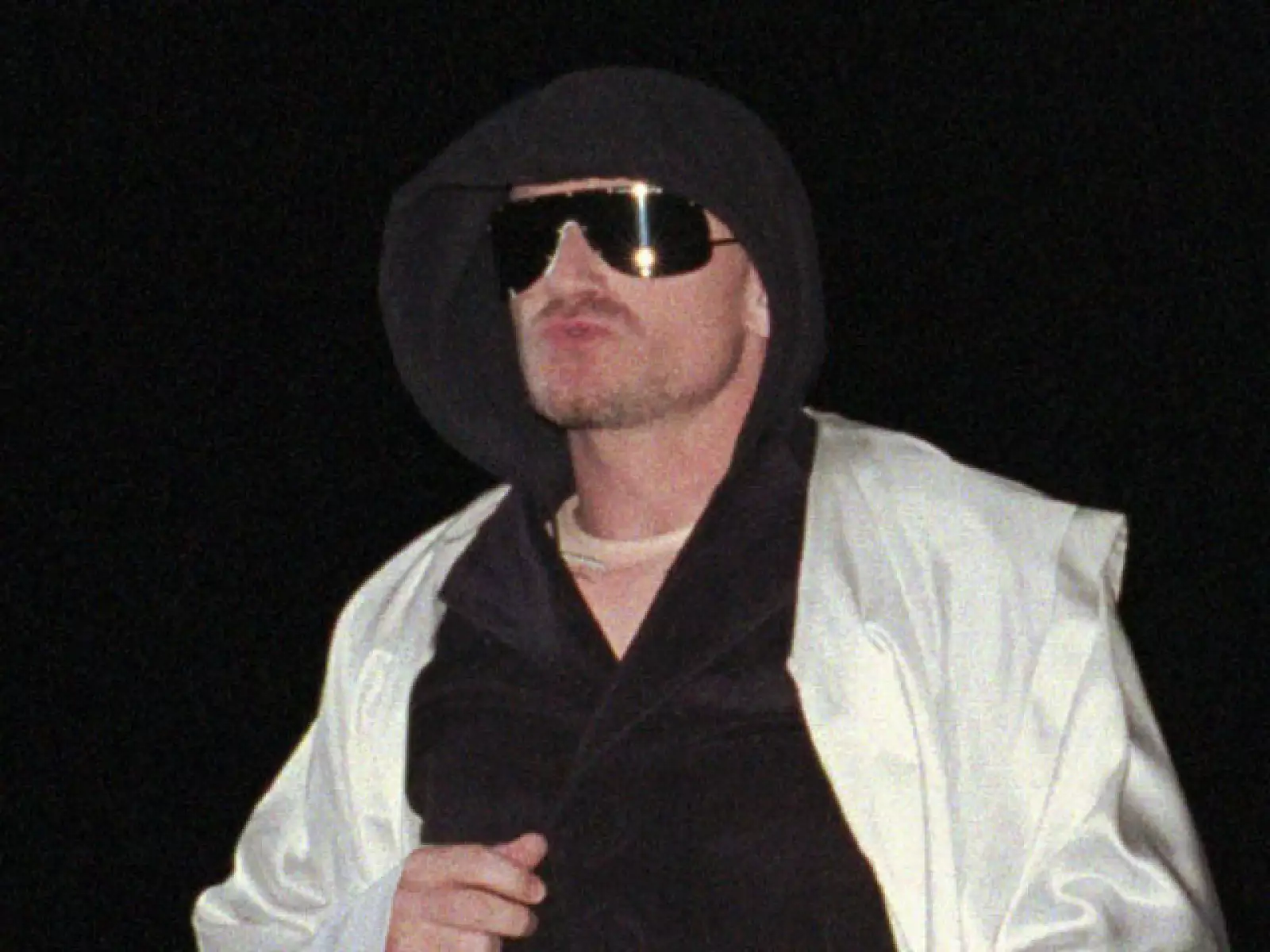 Ya sea de día, de noche, en un concierto o de paseo por las calles, Bono siempre lleva puestos sus lentes. Aquí durante su tour PopMart en 1997.
