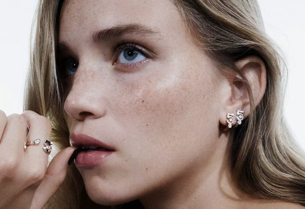 Anillo y aretes de la colección de joyería fina de Chanel