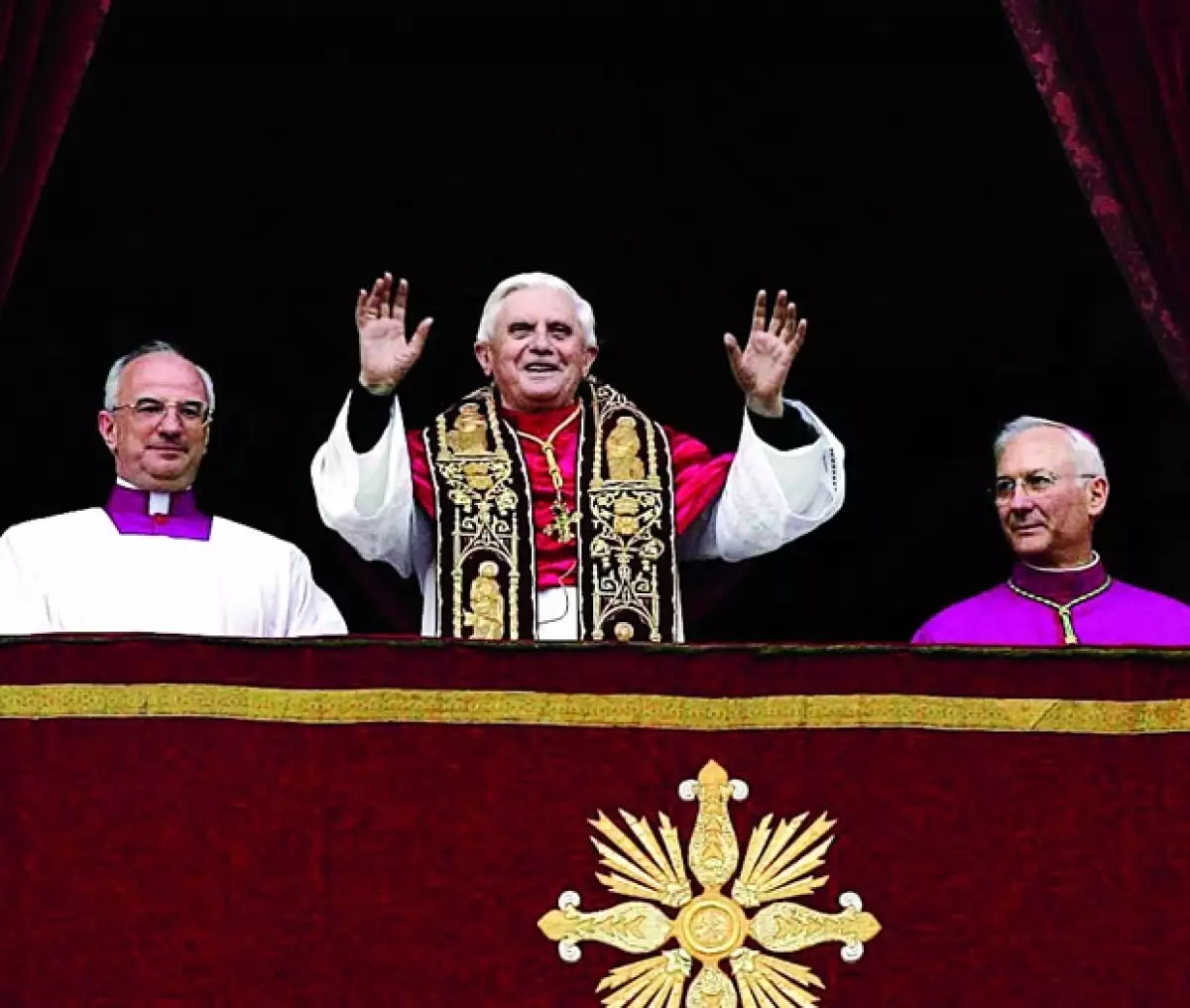 Luego de la muerte de Juan Pablo II, Joseph Ratzinger se convierte en Benedicto XVI, el papa número 265.