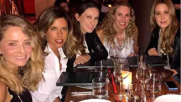 Girls just wanna have fun! Las grandes amigas se reunieron a cenar y, a decir por sus fotografías, se la pasaron de maravilla.