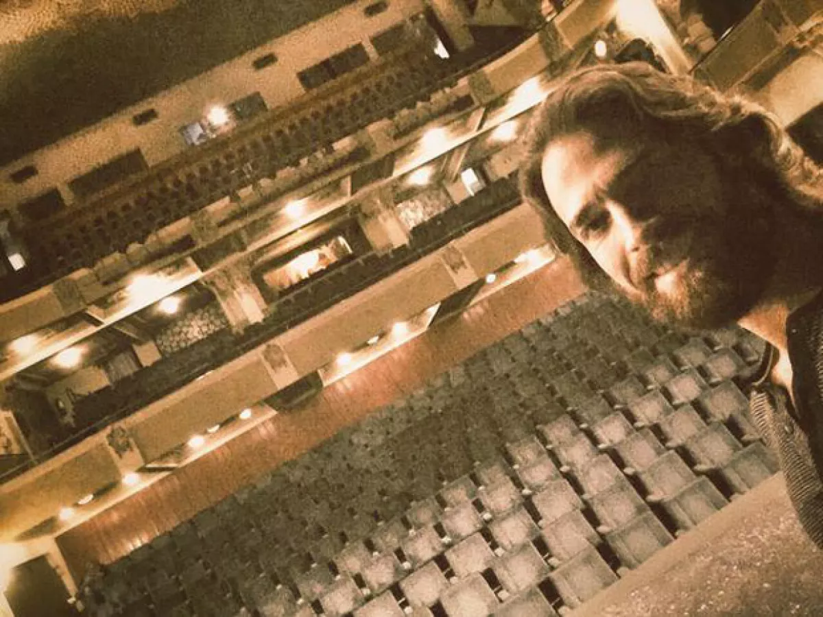 El teatro en donde actuaron en Torreón fue mostrado por Sebastián a través de una selfie.