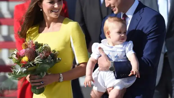 Como si fueran estrellas de rock, la familia real arribó este miércoles a Australia, donde miles de personas los esperaban en el aeropuerto. Para la ocasión, la Duquesa usó un vestido amarillo.