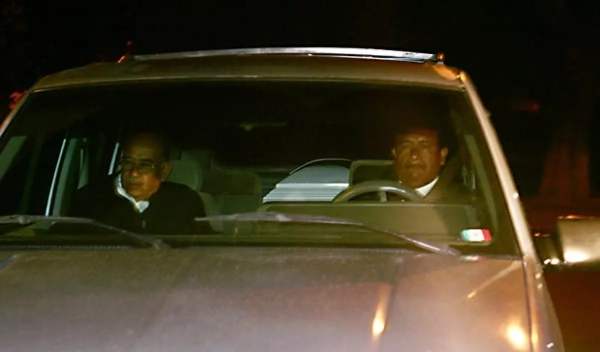 El cuerpo de la menor llegó en un carruaje mortuorio color gris.