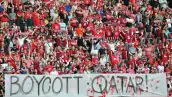 Los aficionados sostienen una pancarta que dice "Boicotear a Qatar" durante el segundo partido de la Bundesliga entre 1. FC Kaiserslautern y Hannover 96 en el Fritz-Walter-Stadion el 15 de julio de 2022 en Kaiserslautern, Alemania.