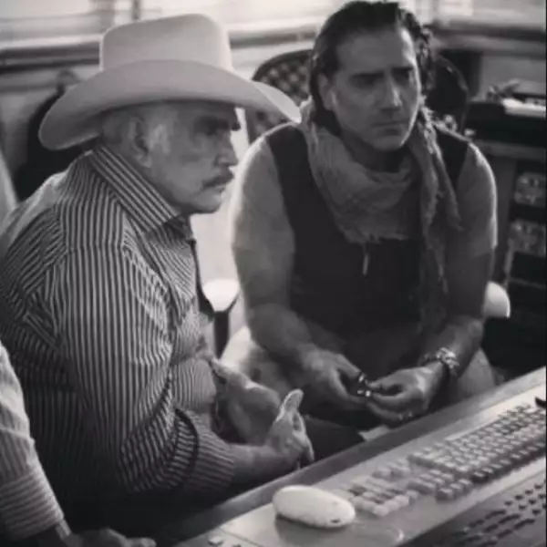 Alejandro en el estudio de grabación, aprendiendo del mejor.