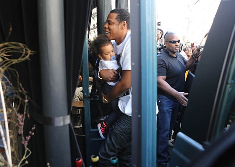 Jay-Z besaba y abrazaba a su hija en todo momento, quien iba vestida como una digna amante del hip hop.