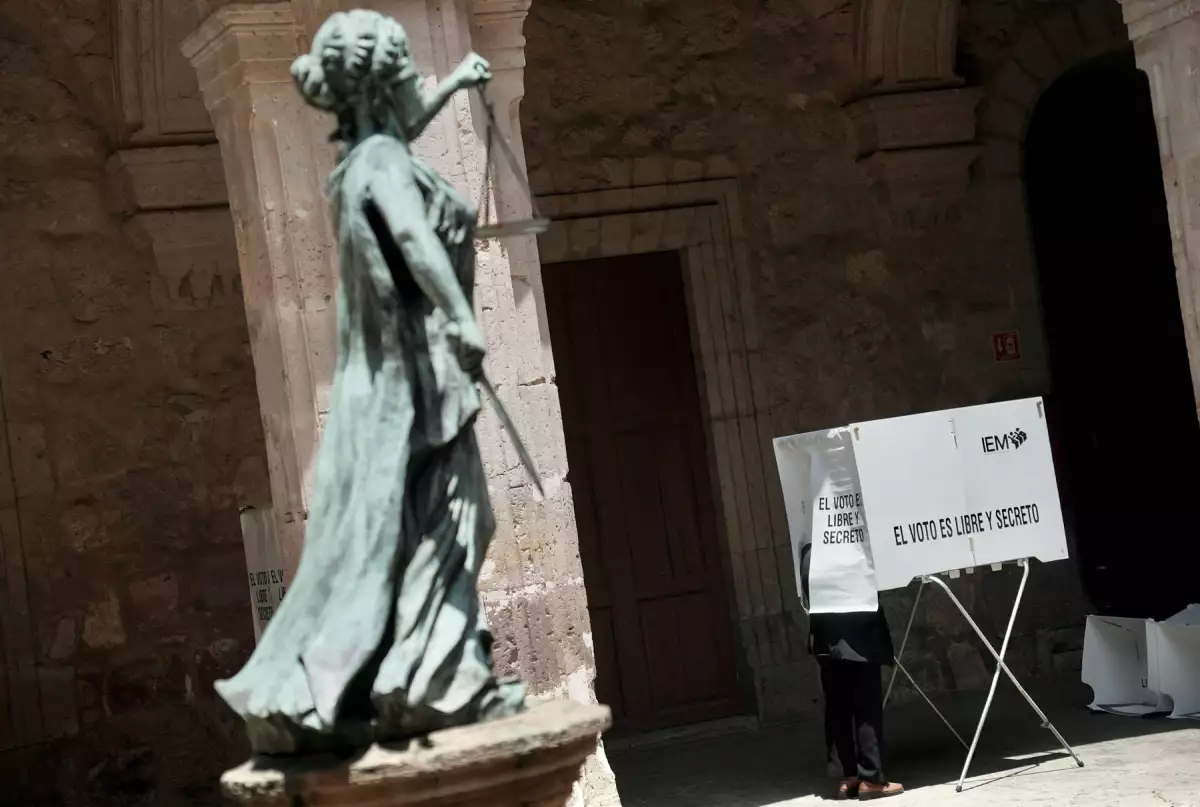 Un hombre vota durante la elección de jueces y magistrados, en una universidad de derecho en Morelia, México, el 1 de junio de 2025