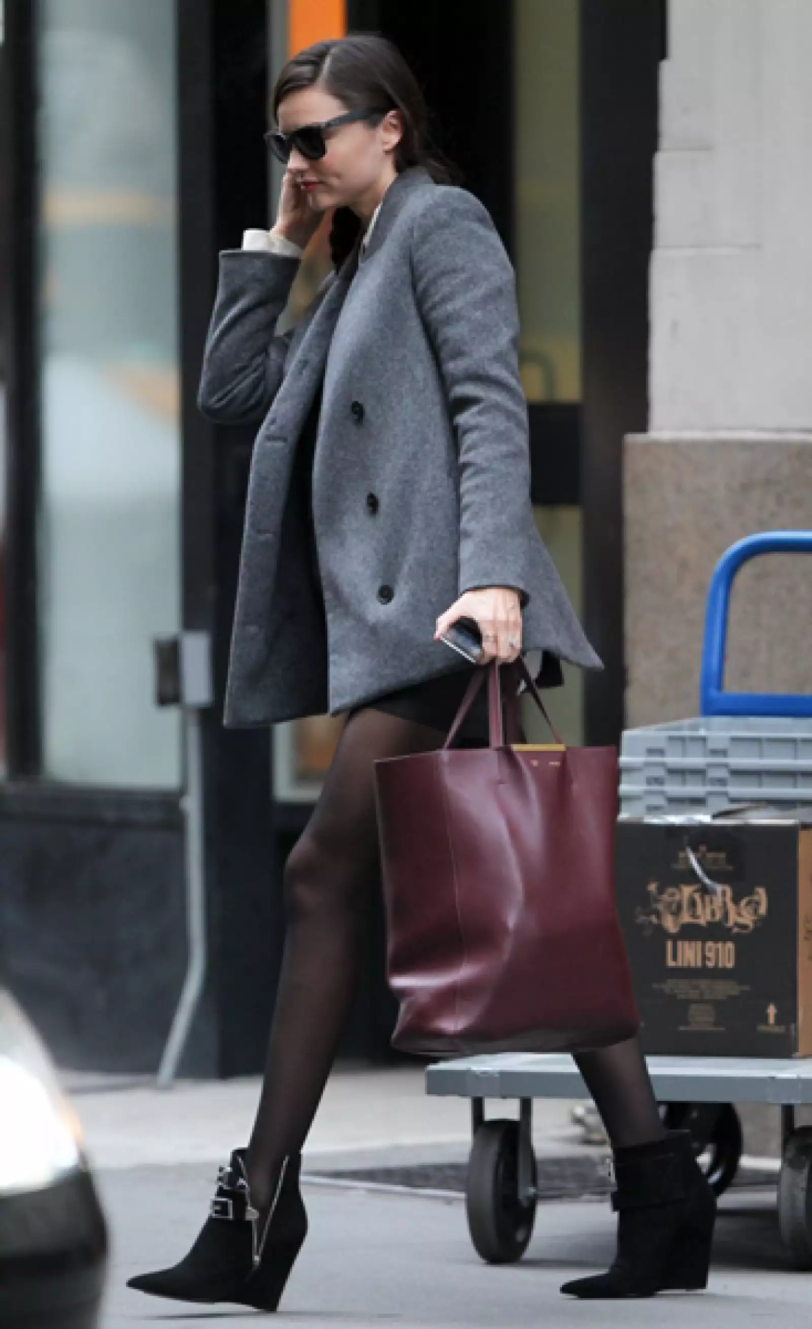 La combinación de shorts con medias te darán un estilo urbano con un aire chic. Aquí Miranda Kerr.