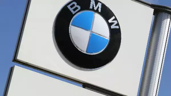 logo de BMW en poste
