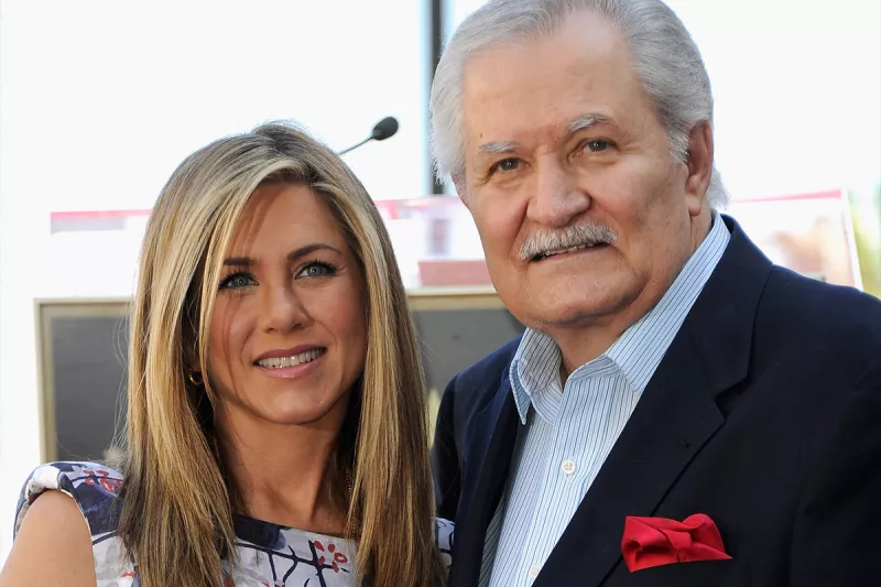 Jennifer Aniston celebra la carrera actoral de su padre John Aniston
