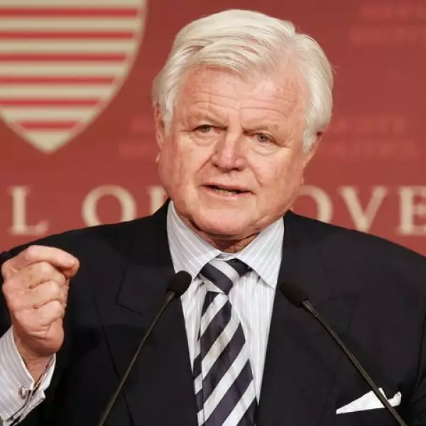 Edward Kennedy falleció el 25 de agosto a los 77 de años a causa de un tumor cerebral maligno. Hasta el día de su muerte fue el senador senior del estado de Massachusetts desde 1962. Fue también uno de los más prominentes miembros de la familia Kennedy.