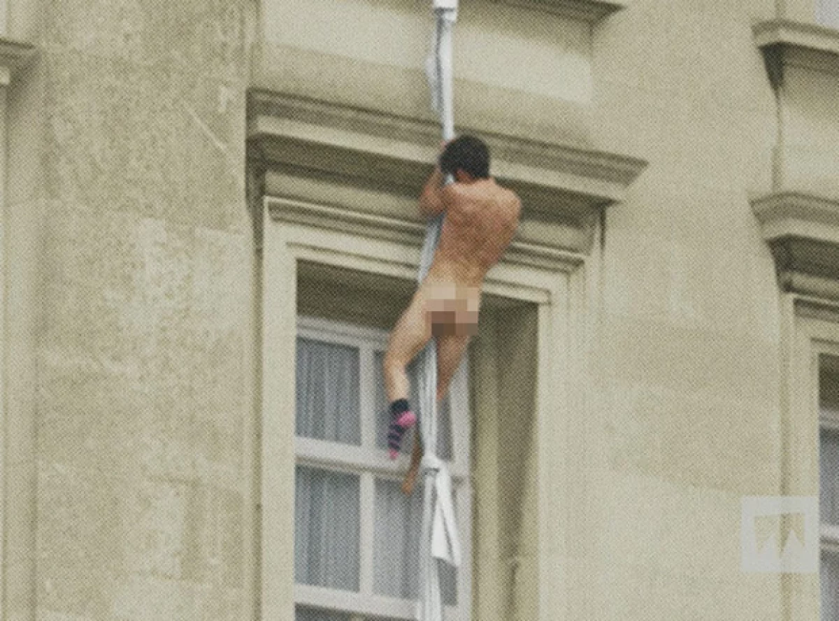 Este jueves circula un video en el que se ve a un hombre completamente desnudo saliendo por una de las ventanas del palacio real.
