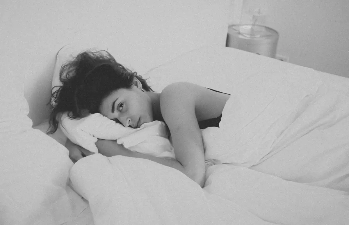 ona-cama-dormir-sueño-descanso-descanasar-consejos-experta-sabanas.jpg