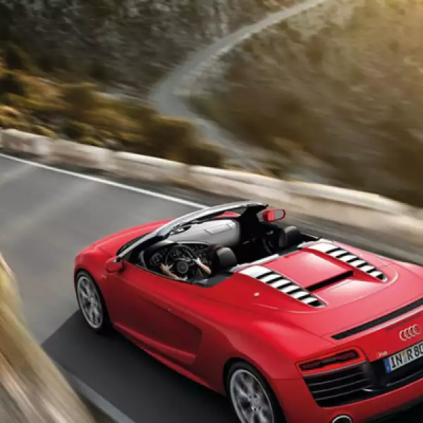 En la parte trasera cuenta con dos salidas de escape en los extremos con terminaciones cromadas.