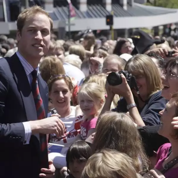 Varias personas se reunieron para conocer de cerca al príncipe Guillermo de Inglaterra.