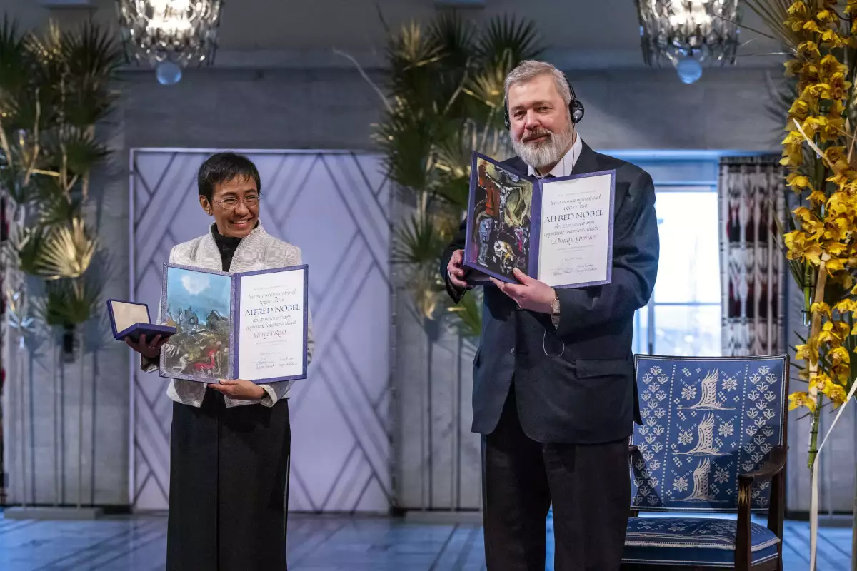 Los periodistas Maria Ressa y Dmitri Muratov posan con sus diplomas y sus medallas tras obtner el Premio Nobel de la Paz en Oslo, Noruega. 