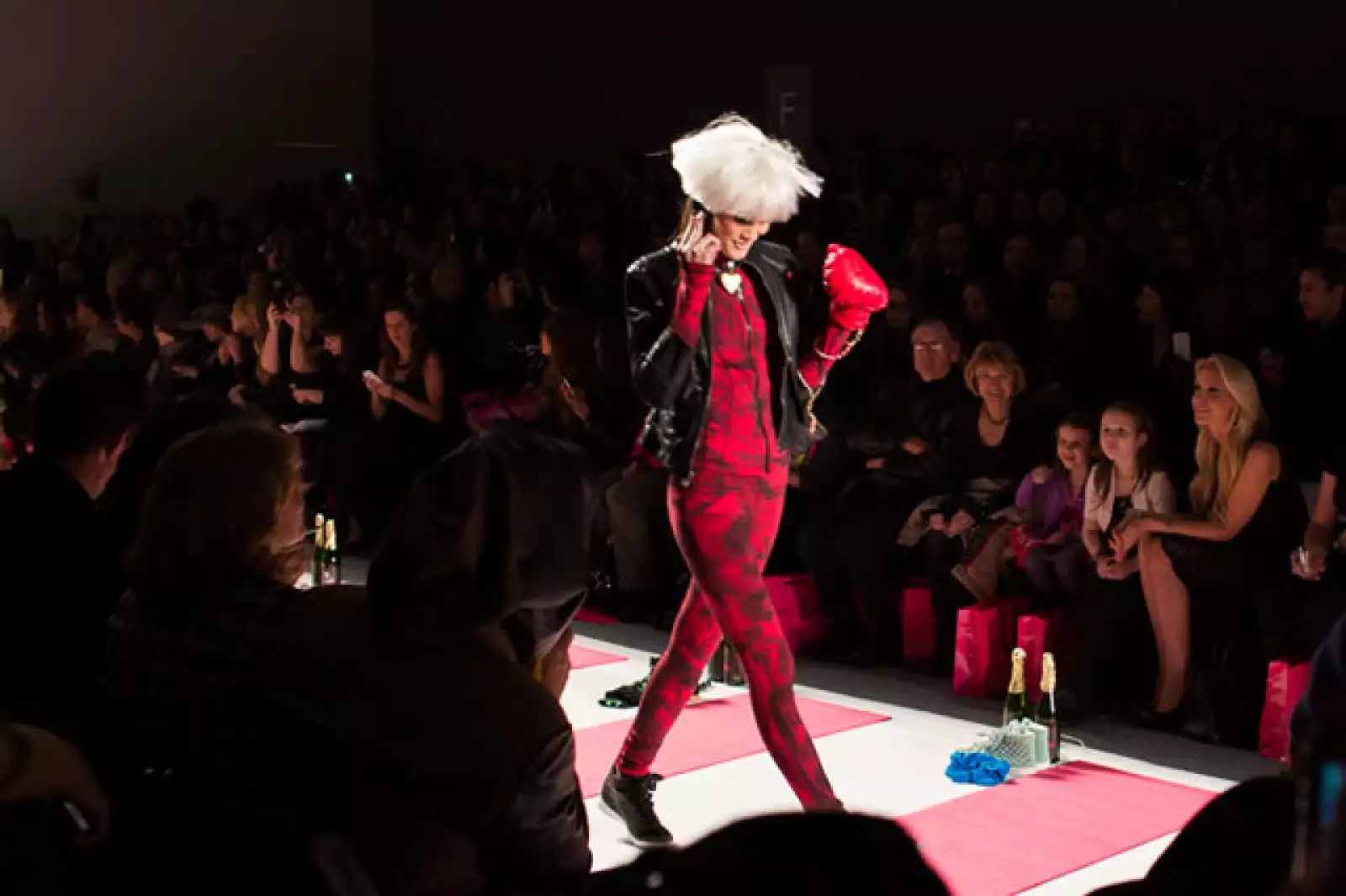 La diseñadora, de 70 años, mejor conocida por sus diseños hot pink y toques punk presentó su colección de Otoño-Invierno 2013/2014.