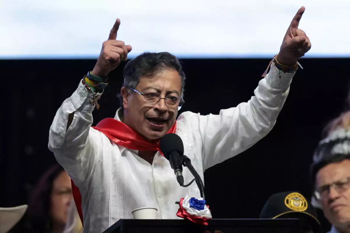 El presidente colombiano Gustavo Petro hace un gesto mientras habla durante el evento "Dignidad y Democracia" en Ibague, Colombia, el 3 de octubre de 2025.