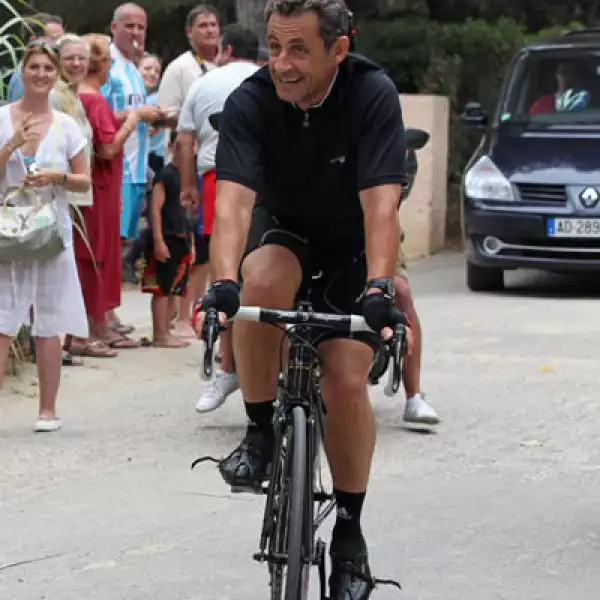 Nicolas Sarkozy anda en bici por Bregancon, Francia.