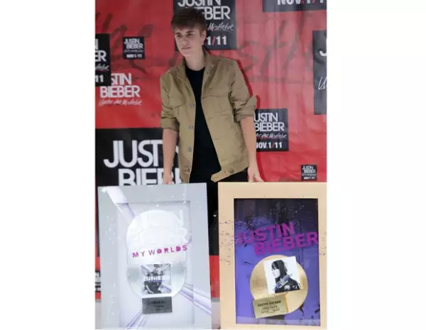 Justin saludó a todos los presentes, mientras recibía un reconocimiento por sus altas ventas.