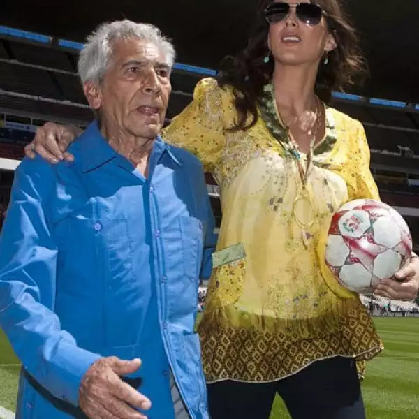 Jose Carlos Ruiz y Jaqueline Bracamontes, antes del partido.