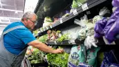 Un cliente compra cilantro en un Walmart Supercenter el 23 de julio de 2026 en Austin, Texas. El brote de ciclosporiasis, una enfermedad intestinal causada por el parásito microscópico Cyclospora cayetanensis, se ha extendido por varios estados y sigue siendo investigado por los funcionarios federales de salud después de que se informara de la primera aparición conocida de la enfermedad a principios de mayo.