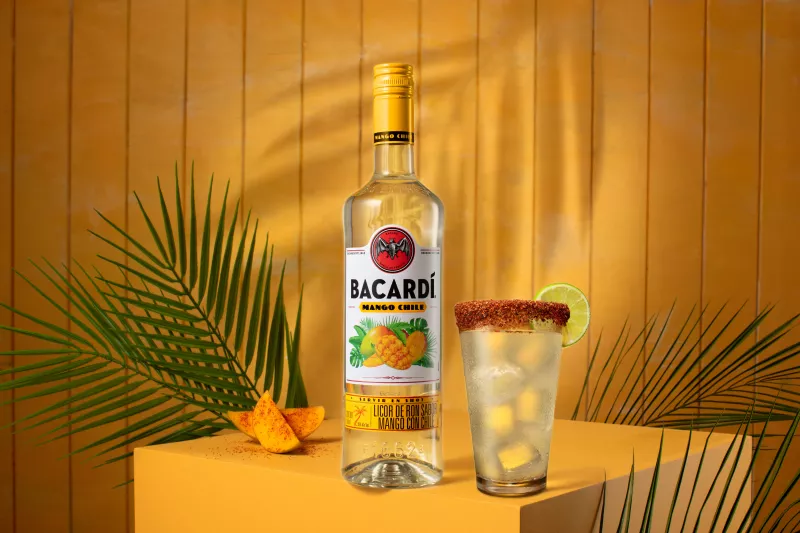 Foto de un coctel Bacardi Mango Fuego, preparado con Bacardí Mango Chile