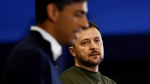 El presidente de Ucrania, Volodymyr Zelenskiy, y el primer ministro británico, Rishi Sunak, celebran una conferencia de prensa en un campamento militar, en el condado de Dorset, Gran Bretaña, el 8 de febrero de 2023.