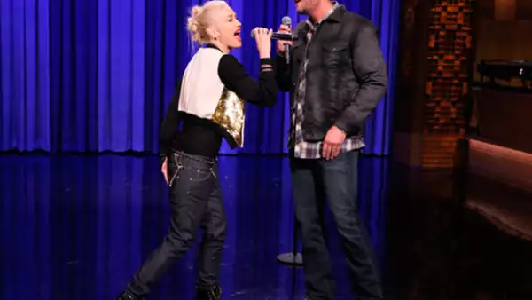 Tras semanas de especulaciones, el representante de la cantante declaró que su amistad de años se ha convertido en amor de pareja.