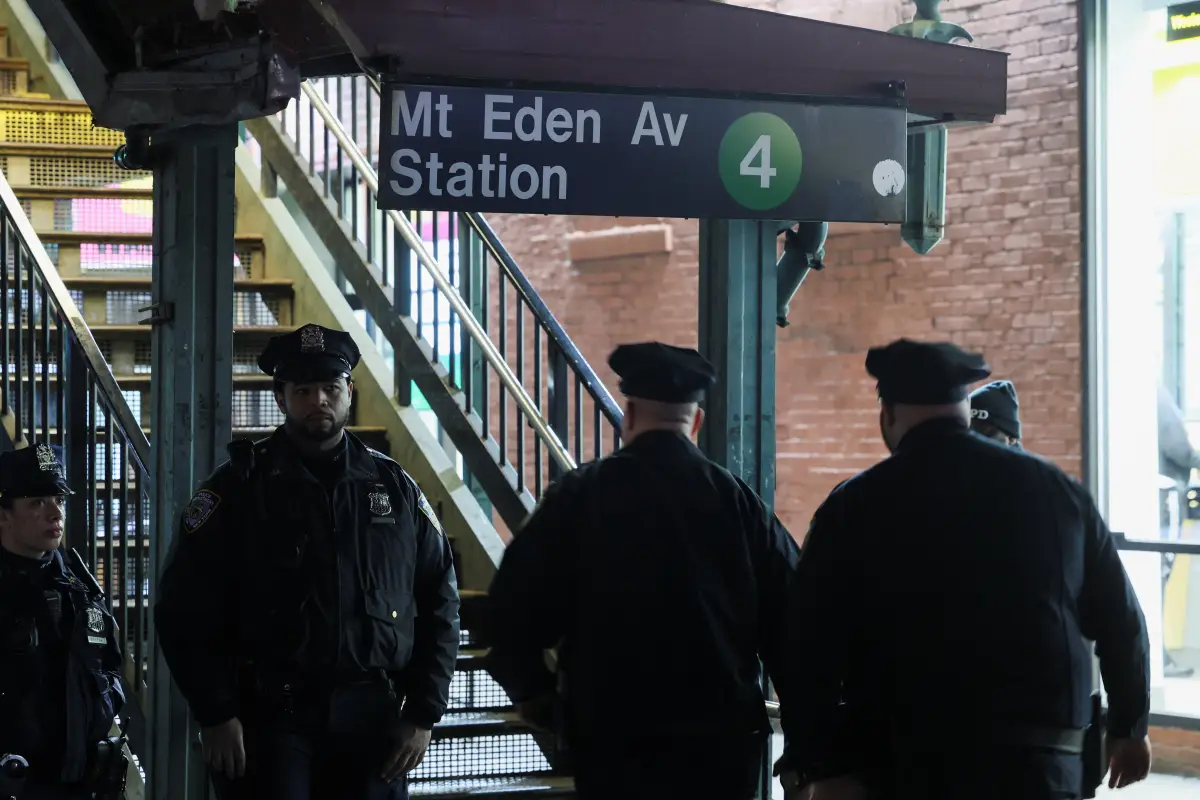 Miembros del Departamento de Policía de Nueva York (NYPD) investigan la escena de un tiroteo en la estación de metro de Mount Eden Avenue en el distrito del Bronx de la ciudad de Nueva York, EE. UU., el 12 de febrero de 2024.