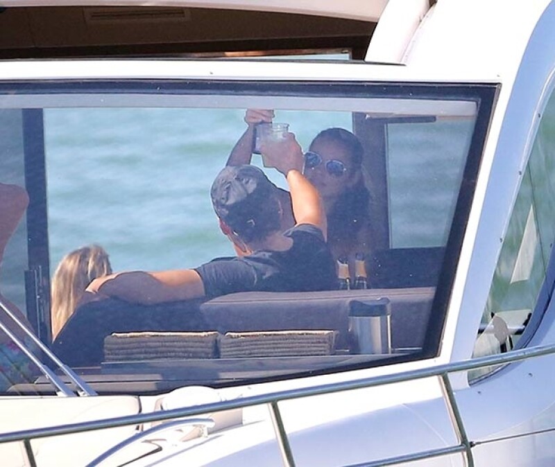 Luis Miguel brindó con una atractiva chica de bikini rosa.