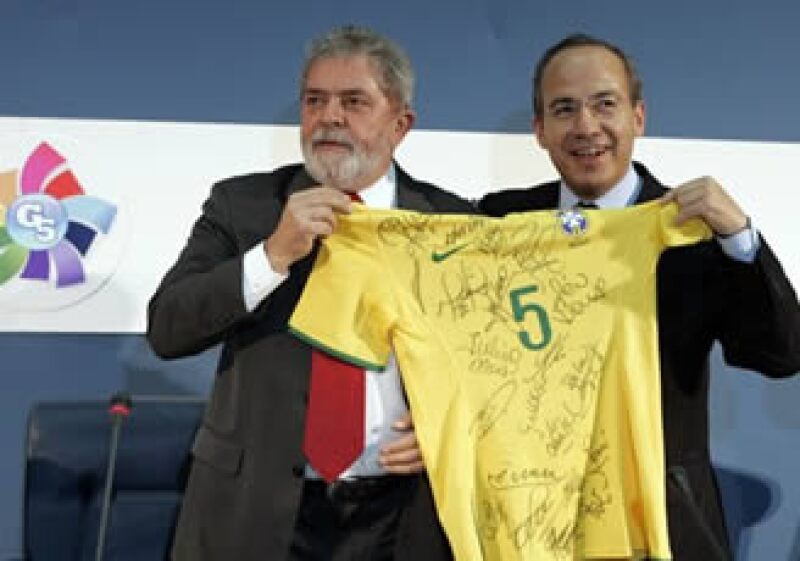 El presidente brasileño, Inácio Lula (izq.), obsequió una playera de futbol al mandatario mexicano, Felipe Calderón. (Foto: AP)