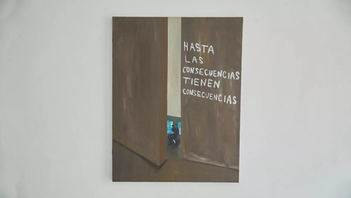 Foto del artista mexicano Román de Castro y sus obras.