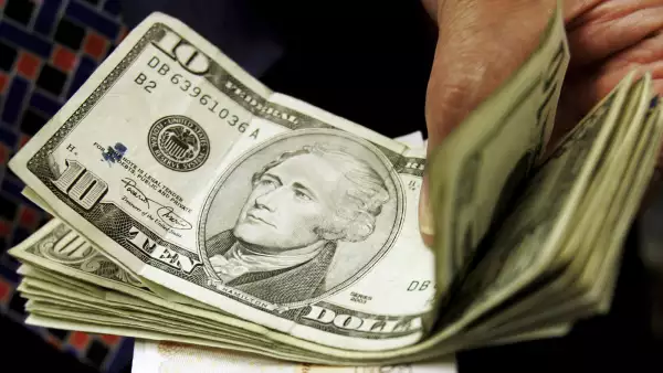 A la compra, el dólar se ubica en 18.15 pesos en bancos.