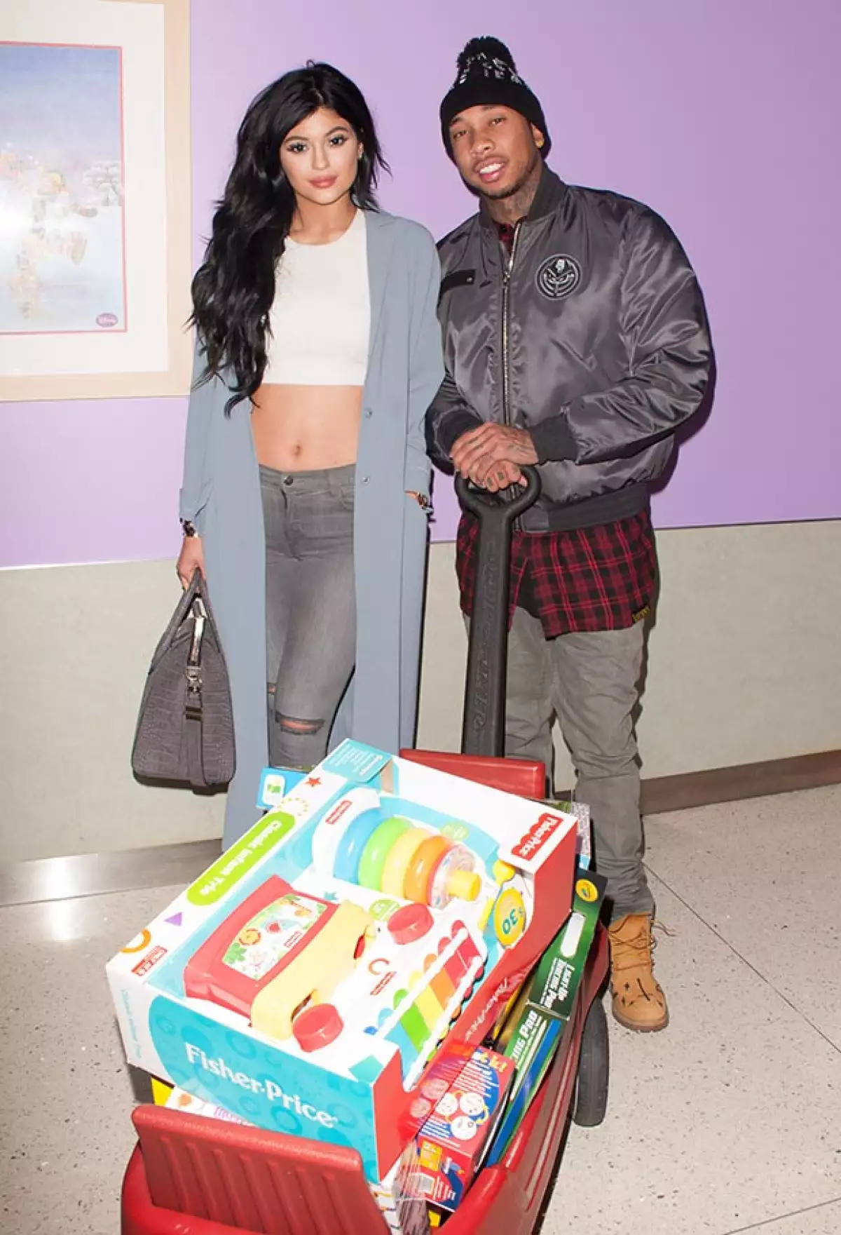 La menor de las hermanas Kardashian-Jenner llevó, junto al rapero Tyga, juguetes a niños del Hospital Infantil de Los Ángeles.