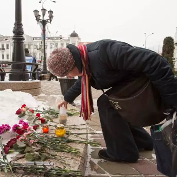 Cientos de personas colocaron flores en la embajada de Francia en la ciudad de Minsk.