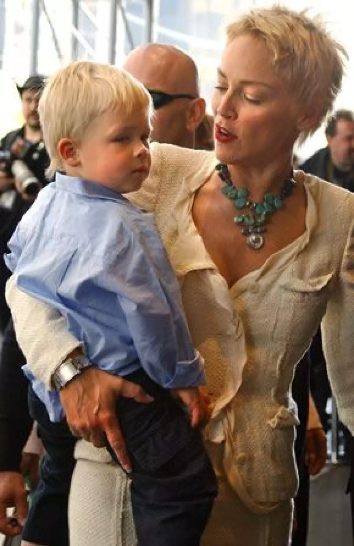 El pequeño de ocho años continuará viviendo con el ex esposo de la actriz, Phil Bronstein.