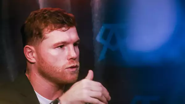 El Canelo se enojó con Messi, pues aparentemente el futbolista pisó una playera de México. 