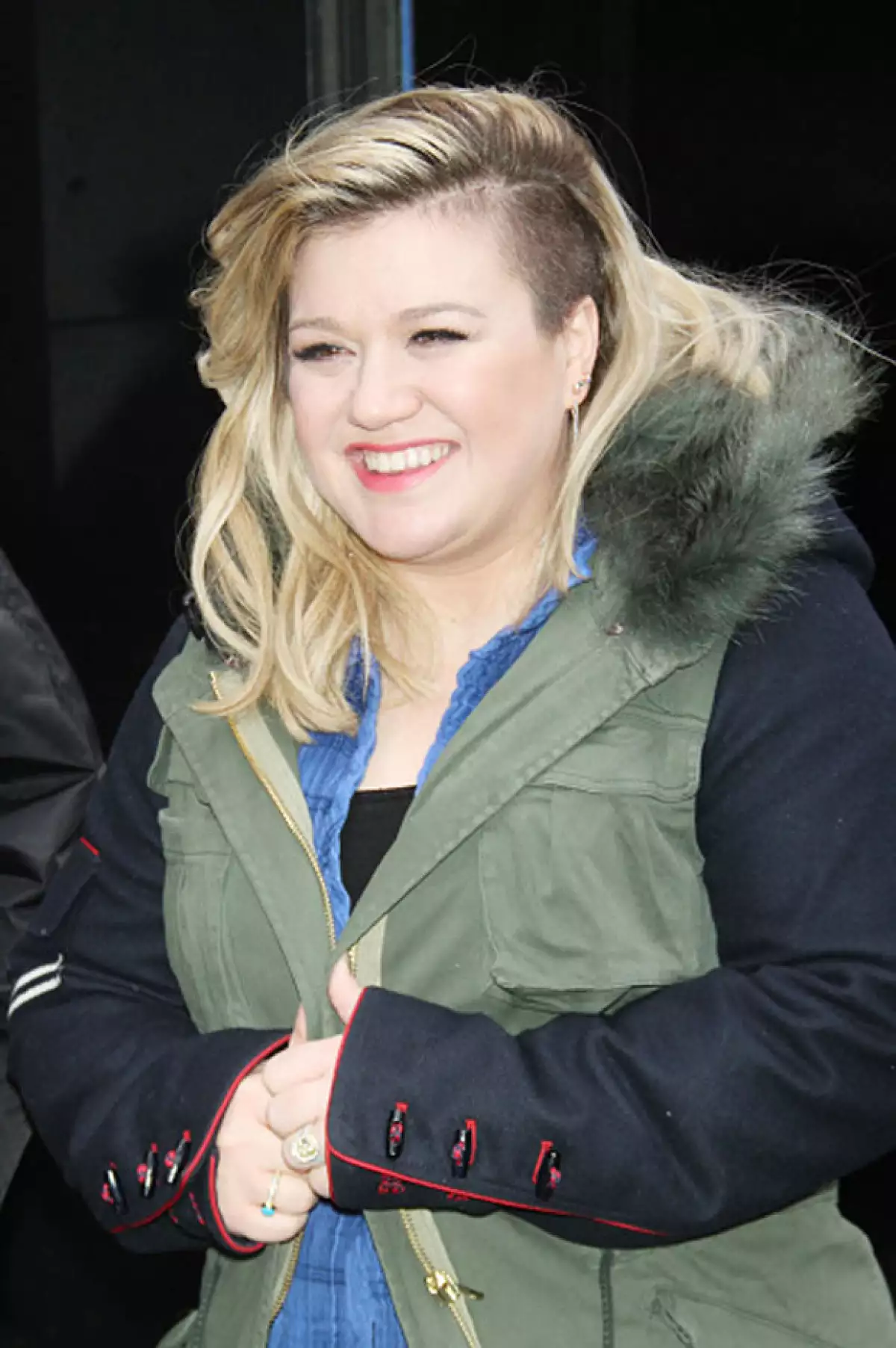 Además de su cambiada figura, la cantante también luce un nuevo look con su cabeza parcialmente rapada.