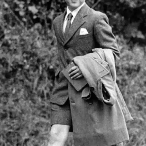 (1958. 10 años) En 1958 recibió el título de Príncipe de Gales aunque el acto oficial no tuvo lugar hasta el 1 de julio de 1969 en el castillo de Carnavon.
