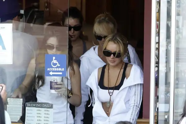 Lindsay Lohan saliendo de The Coffe Bean.