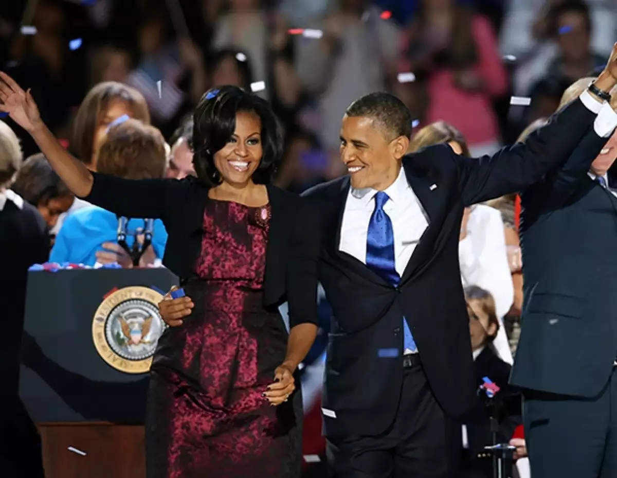 El outfit de Michelle era en color magenta metálico, y lo acompañó con un cardigan en negro y un broche.