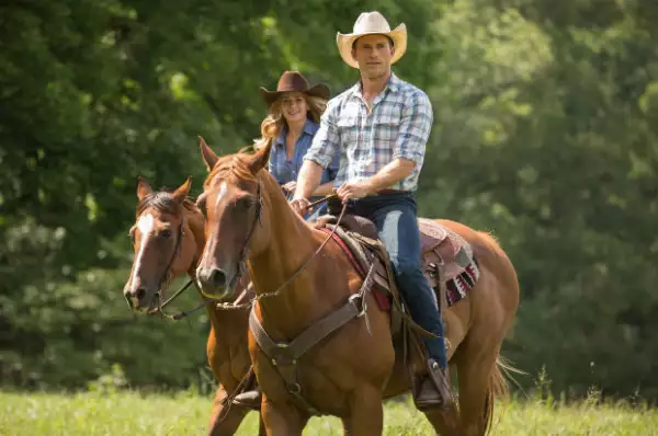 Scott Eastwood y Britt Robertson viven una de las historias de amor en la cinta.