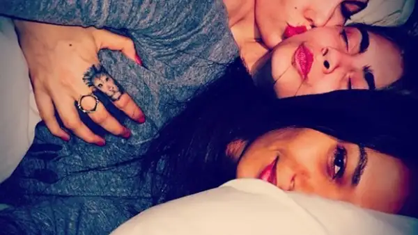 Cara Delevingne compartió esta foto desde la cama con otras mujeres que no son Michelle Rodriguez.