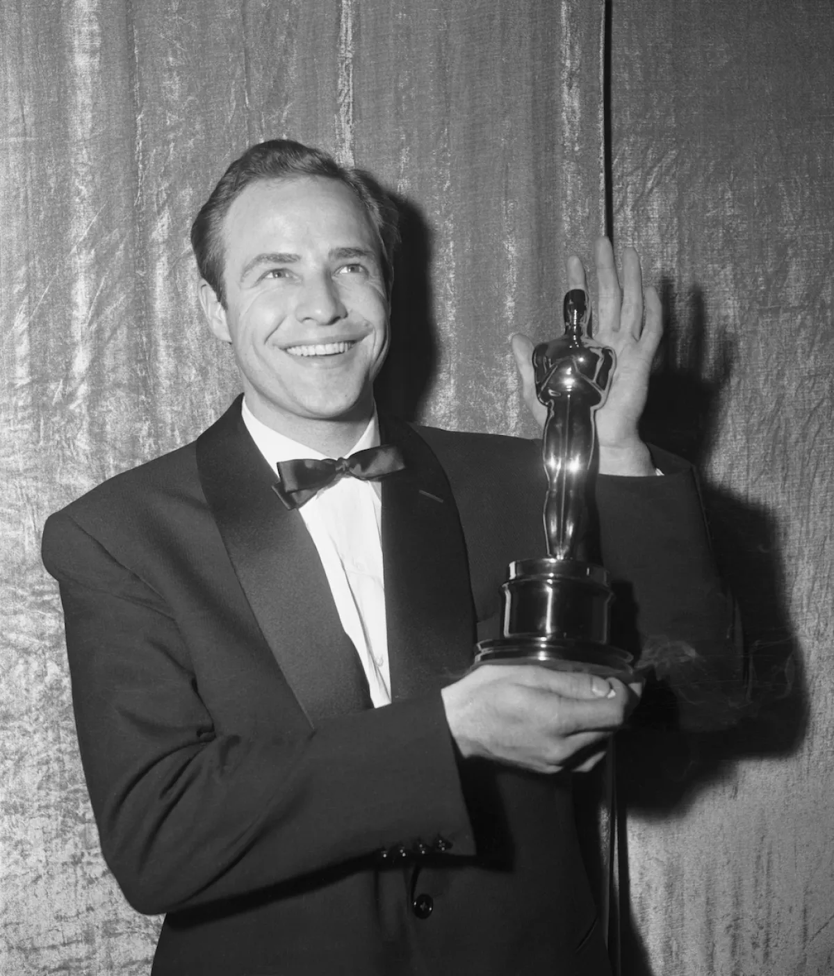 marlon-brando-oscar.jpg
