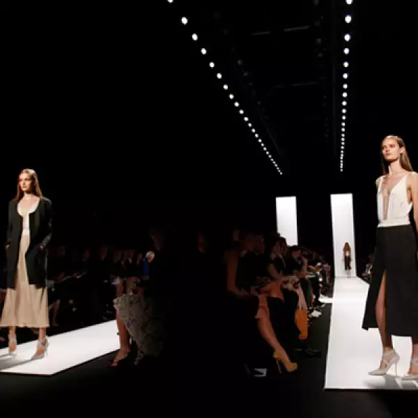 Su colección fue femenina y sensual, sin perder de vista a la mujer fuerte; un cambio total a la colección presentada hace un par de temporadas, con prendas más ajustadas, lánguidas y agresivas.